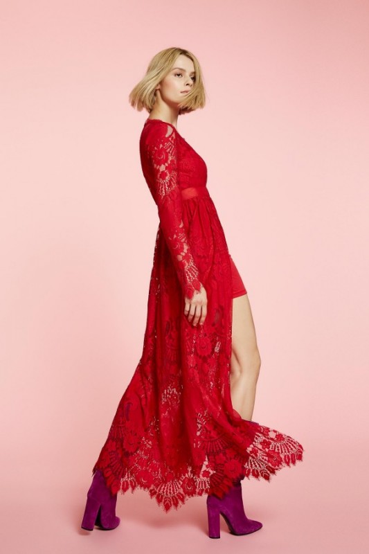 Vestido largo de encaje con abertura, disponible en rojo